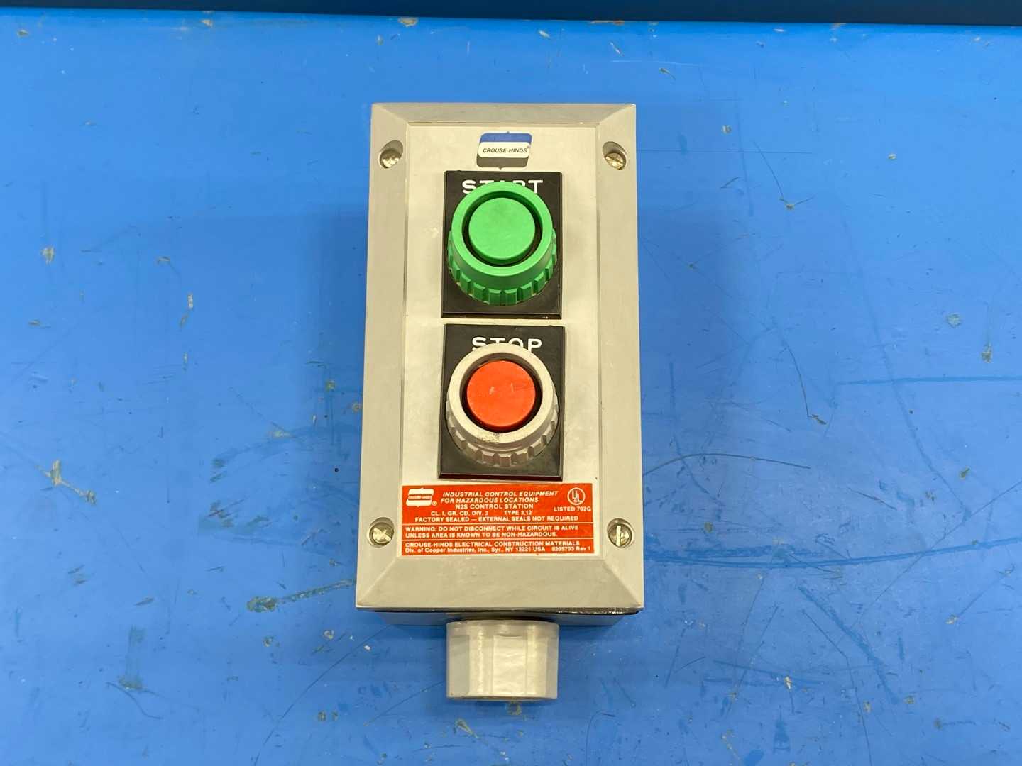 Crouse-Hinds N2S2210 Series Push button Control Station ON/OFF Switch 3/4" Hub