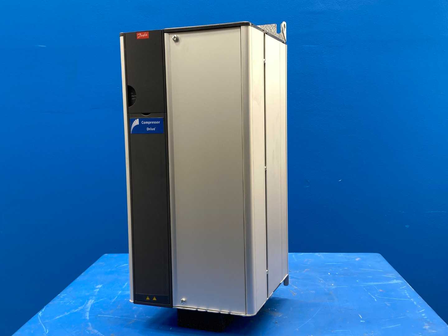 Danfoss CDS303P18KT4E20H2 134F9368 Compressor Drive Frequency Converter 30 HP / 22 kW IN: 3x380-480V 50/60 Hz 42/36 A SW Ver.:04.04