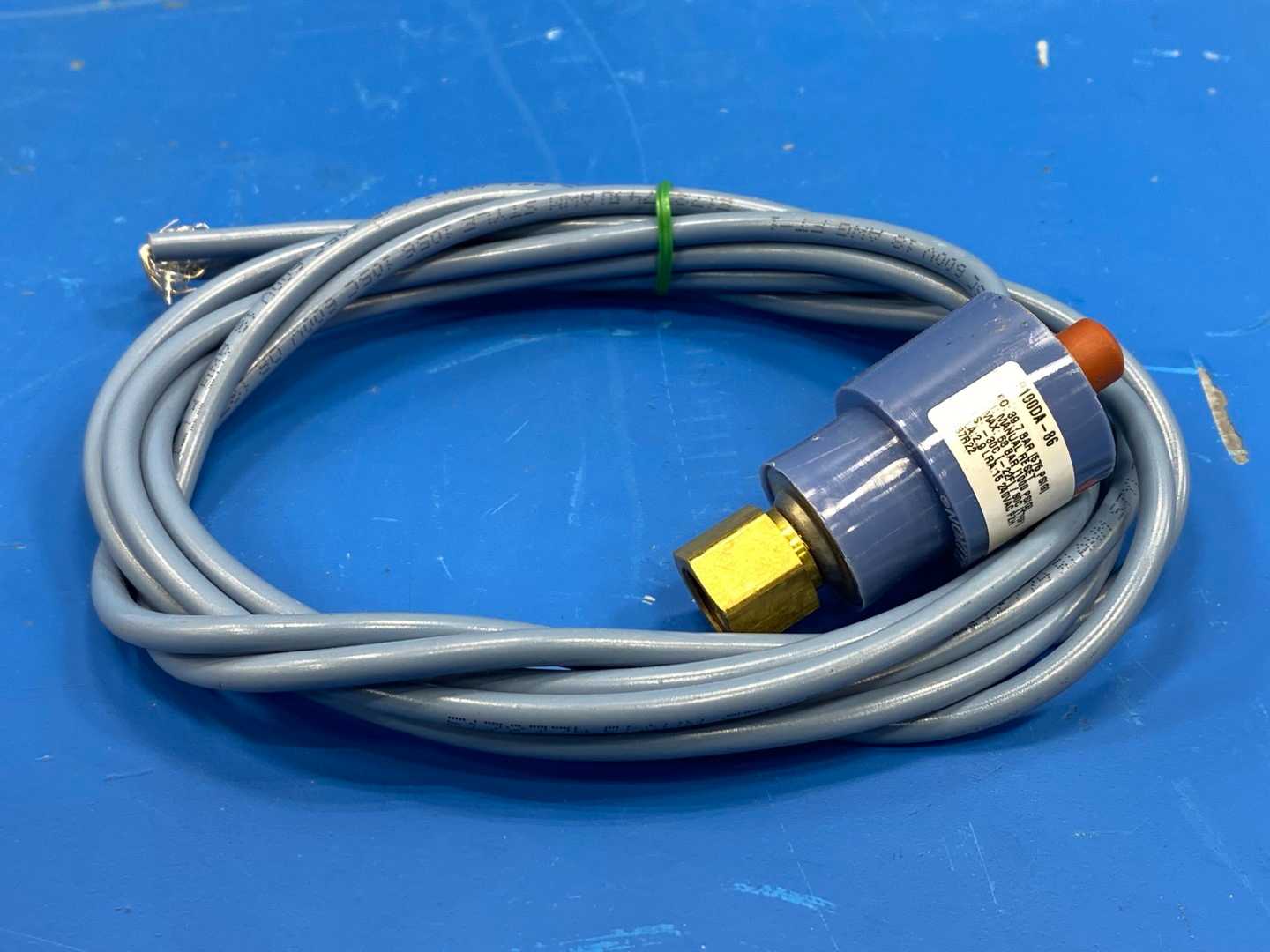 Johnson Controls P100DA-86 Penn Encapsulated Pressure Switch 575 PSIG 240V 2.9 FLA