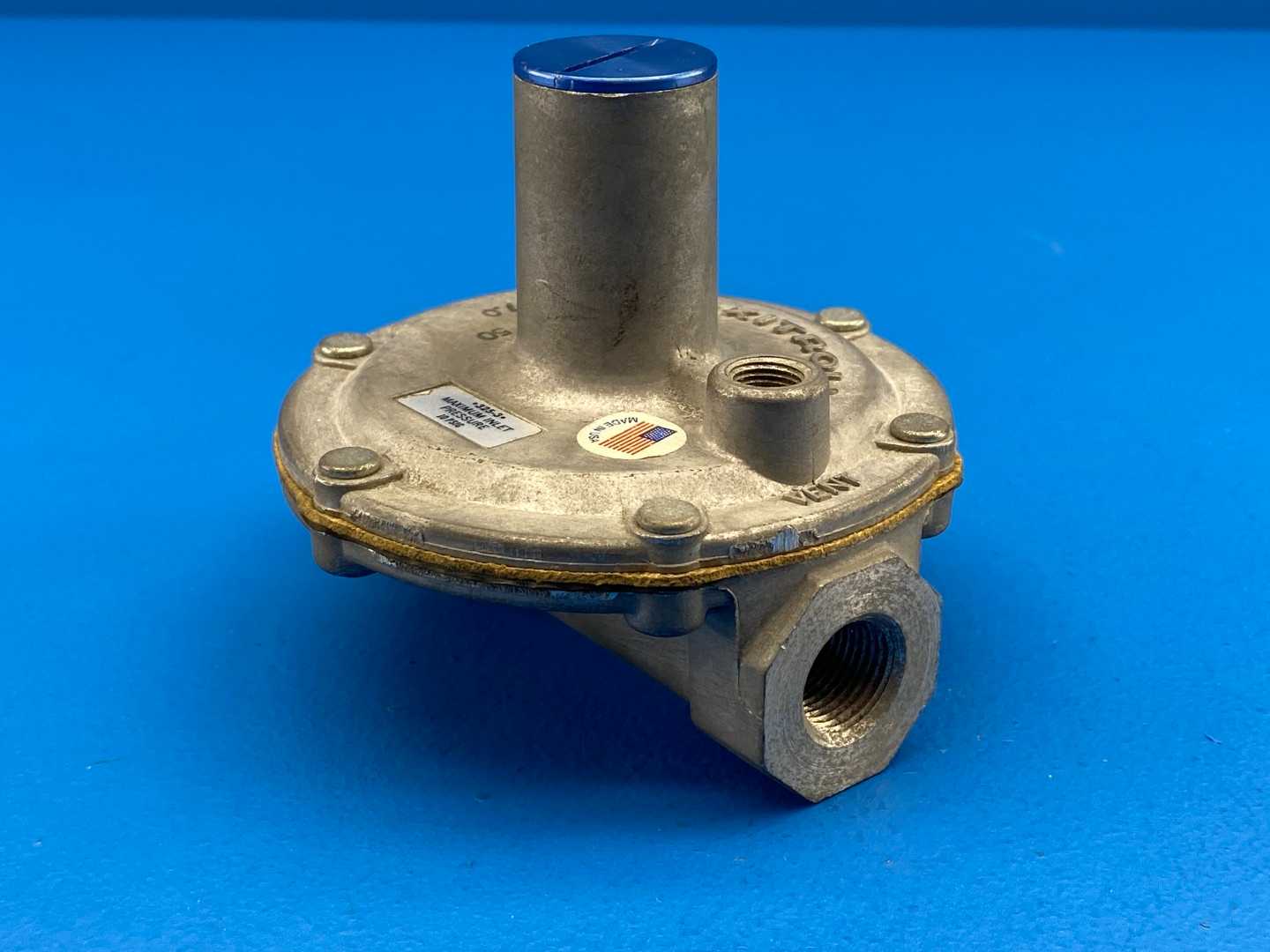 Maxitrol 325-3 1/2" Lever Acting Gas Regulator (140,000 BTU)