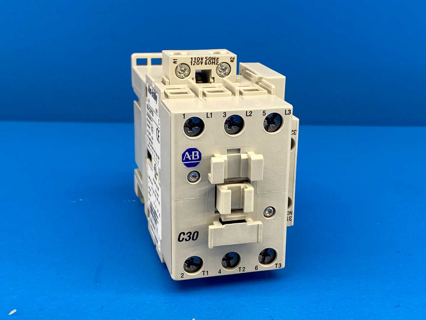 Allen-Bradley 100-C30D01 IEC Series C Contactor. 3Phase 115/120V 50/60Hz