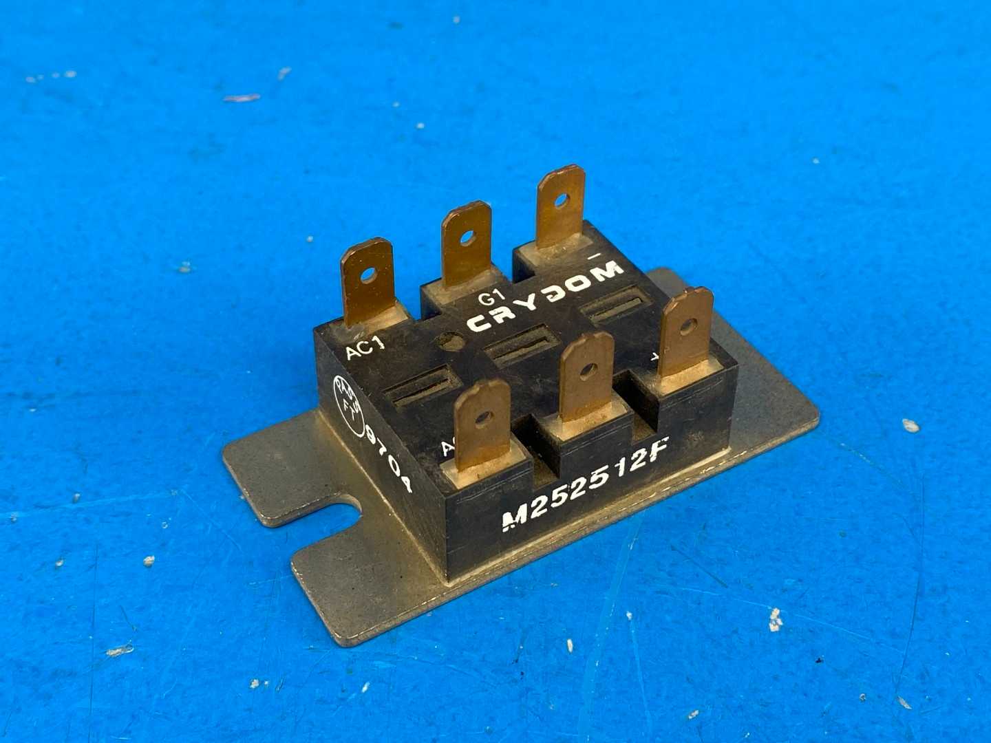 Crydom M252512F Crydon Discrete Semiconductor Modules SCR/DIODE MODULE 240VAC 25ADC 600VP